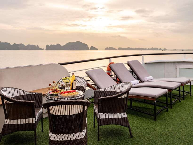 Ha Long Bay Deluxe Cruise & kayaking - 1 Day - Sung Sot Cave on Bo Hon Island: the biggest cave stop