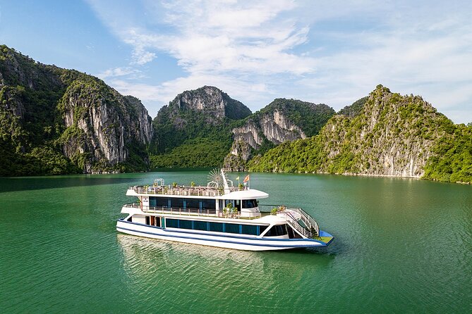 Ha Long Bay Luxury Cruise from Hanoi with Jacuzzi & Local Lunch - Lunch on board (and what makes it feel “real”)