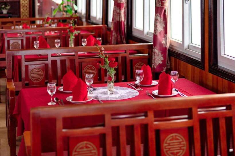 Ha Long Bay Small Deluxe Cruise Day Trip With Kayak & Lunch - Lunch on the boat, then Surprising Cave at 14h00