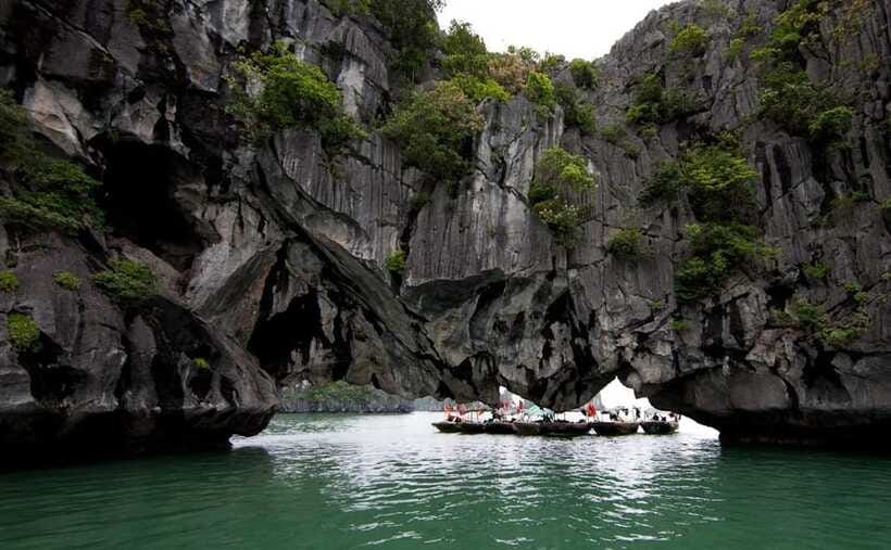 Ha Long Bay Small Deluxe Cruise Day Trip With Kayak & Lunch - The 17h30 return and the sunset party spread