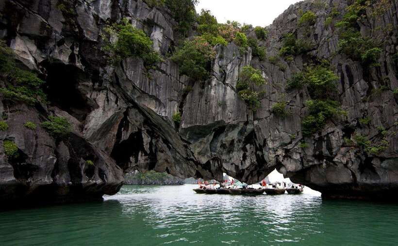 Ha Long Bay Small Deluxe Cruise Day Trip With Kayak & Lunch - A 6-hour loop based on the 2-day sleeper cruise route