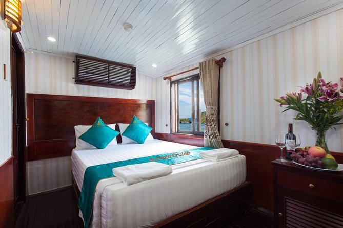 Ha Long bay tour in Middle 3 star cruise - Day One on the water: Halong Bay cruising and check-in flow