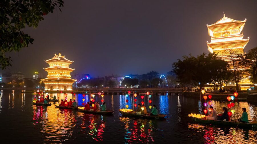 Ha Noi: HOA LU-TAM COC-MUA CAVE ,Buffet Lunch & Cycling - Tam Cốc by bamboo boat: “Ha Long Bay on land” in 1.5 hours