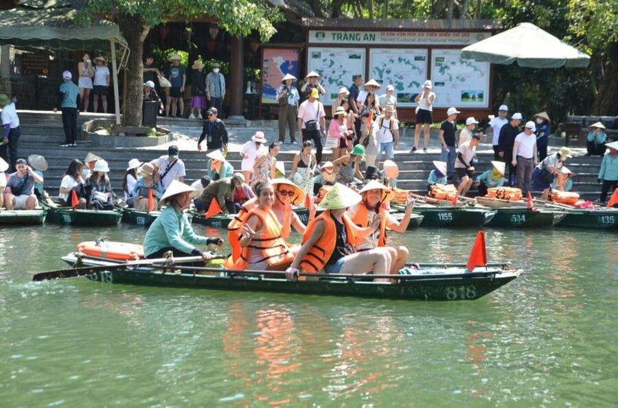 Ha Noi: HOA LU-TAM COC-MUA CAVE ,Buffet Lunch & Cycling - Weather swaps and what to bring (conical hat and raincoat are covered)