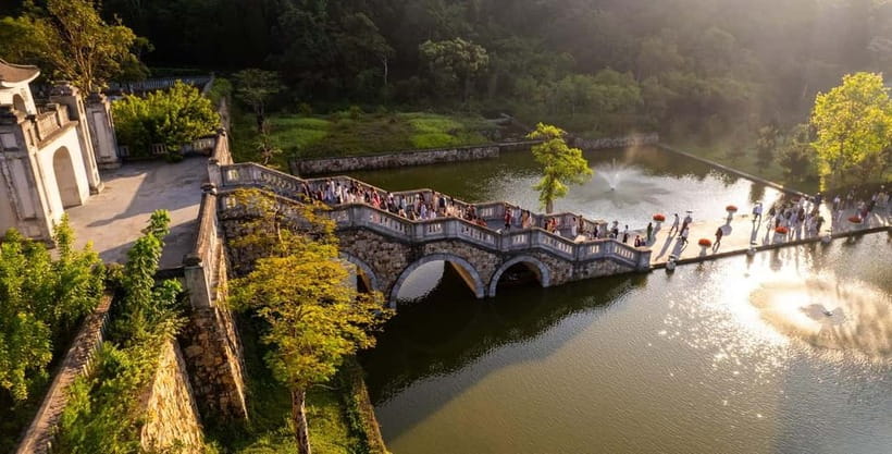 Ha Noi: Yen Tu Mountain - UNESCO Cultural Heritage Day Tour - Moon Lake fish-feeding: the calm break you’ll feel in your body