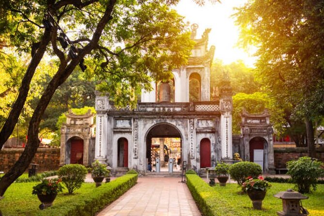 Half City Tour in Ha Noi - The Railway Street Stop That Feels Like a Movie Set
