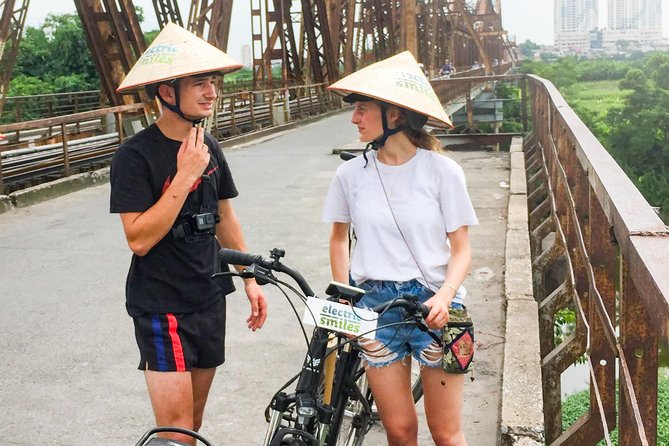 Half Day Ha Noi Tour by E-bike - Thanh Ha Market pause: seeing local life at a human pace