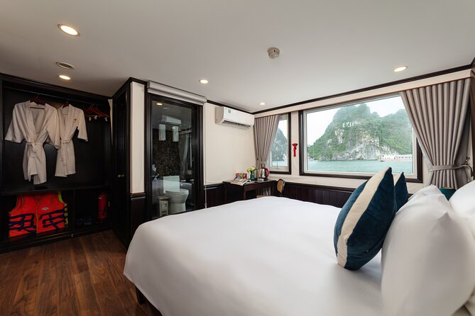 Halong Bay 2-Day Deluxe Cruise Tour including Kayaking and Cooking Demonstration - Sung Sot Cave on Day 2: big formations and a stair test