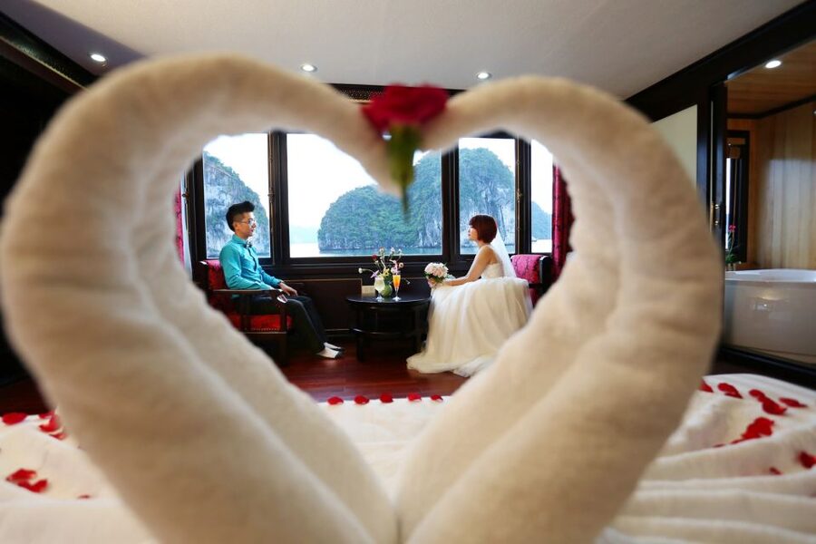Halong Bay: 2D1N 5-Star Starlight Cruise - Bai Tu Long Bay vs Ha Long Bay: why this itinerary feels like both worlds