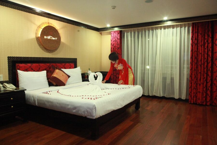 Halong Bay: 2D1N 5-Star Starlight Cruise - Price and food expectations: is $172 value-worthy?
