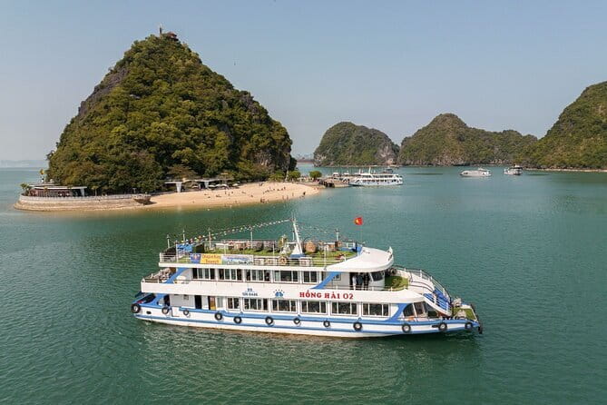 Halong bay 4 hours boat tour from Halong city with 2 caves, kayak - Ba Hang lagoon: kayaking or bamboo boat row (and why the clothes matter)