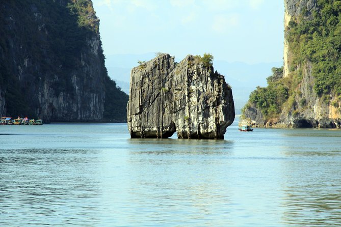 Halong Bay Cruise Day Trip: Visit Thien Cung Cave, Kayaking & Lunch - best price - Thien Cung Cave and Dau Go Cave: What to Expect Underground