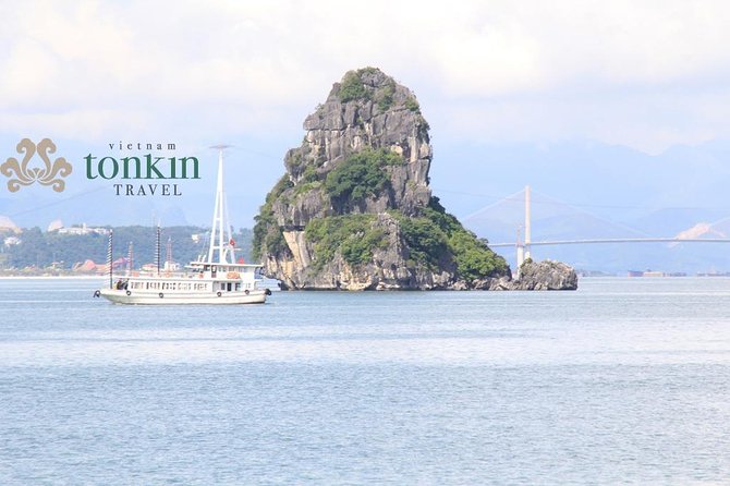 Halong Bay Day Tour: 4 hour cruising, caving, kayaking & lunch - Lunch onboard: seafood, natural atmosphere, and a vegetarian option
