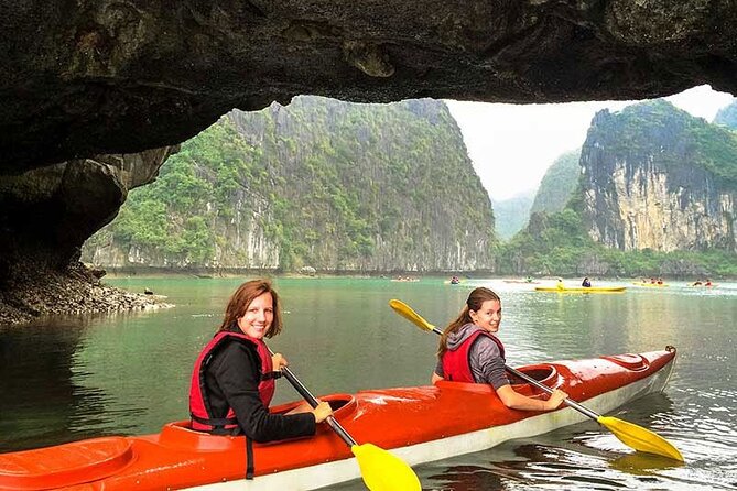 Halong Bay day tour 4 hours Cruise from Hanoi city - Ba Hang fishing village: bamboo boat or kayak (and the clothing tip)