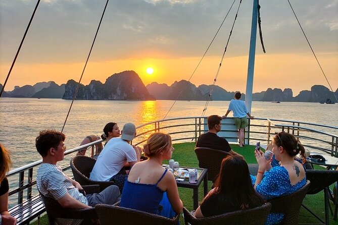 Halong Bay Day Trip 6hour: Buffet Lunch,Limousine bus,small group - Hang Luon Cave: the kayaking/bamboo-boat highlight