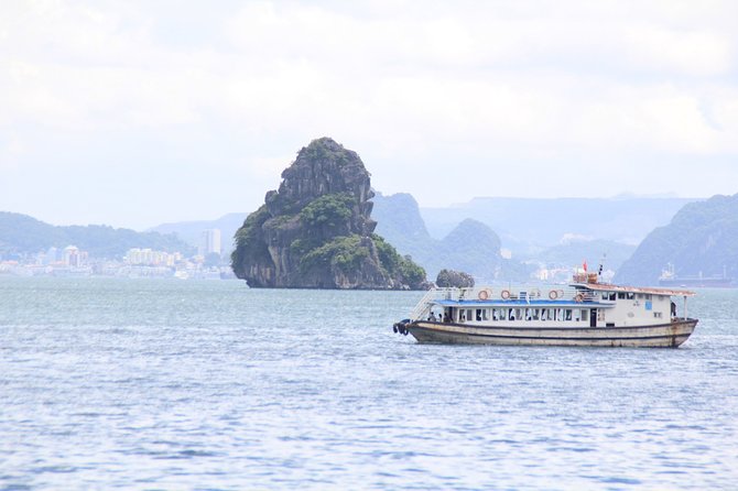 Halong bay Full Day Cruise trip: kayaking, surprise cave, titop island, lunch - What about the island hopping stops between? Hon Ga Choi and regroup time