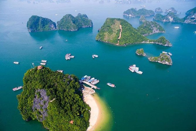 Halong Bay Full Day Tour with All-Inclusive: Boat, Kayak, Island, Cave and Lunch - Dong Thien Cung (Heavenly Palace Cave): the lighting is the whole show