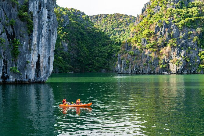 Halong bay full day trip from Hanoi: Visiting Thien Cung, Dau Go cave & Kayaking - Thien Cung Cave: The Hike-and-Crunch Part of the Day