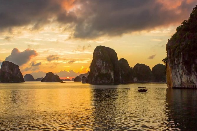 Halong Bay luxury day tour to Sung Sot Cave - The Wonderbay cruise loop: 5 hours of islets and iconic passages