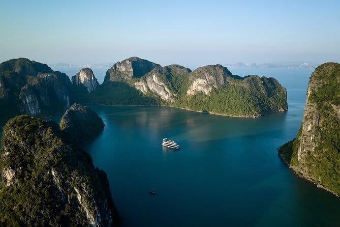HALONG BAY LUXURY IRIS CRUISE DAY TRIP-BEST SELLER: Kayak, Music - Day-trip setup: getting to Halong without a headache