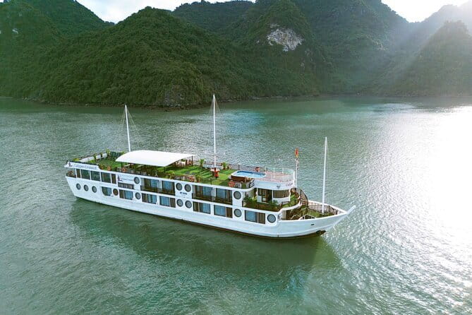 HALONG BAY LUXURY IRIS CRUISE DAY TRIP-BEST SELLER: Kayak, Music - Getting back: transfers and what the timing really means