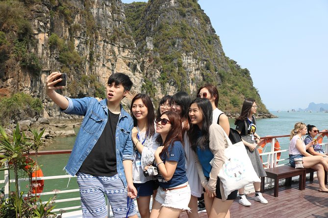 Halong Day Tour: Islands, Cave, Kayak. Lunch. Transfers - Ba Hang fishing village: a calmer pause by Thien Cung