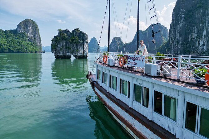 Halong Islands, Caves, Kayak, Lunch day tour w Dragonfly Cruise - Lunch onboard: seafood meal, table size, and what’s extra