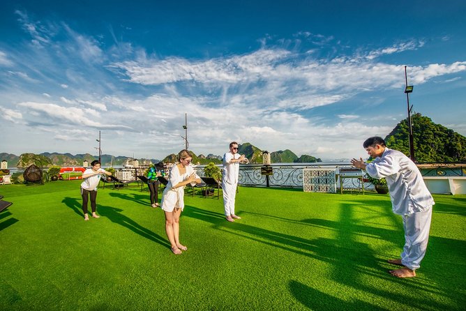 Halong Luxury Cruise 2D/1N: Kayaking, swimming, Titop island, Surprise cave - The Realities of Crowds and Nature in Ha Long Bay