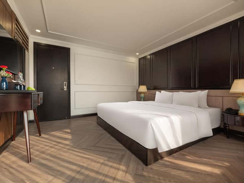 Hanoi: 2-Day Halong, LanHa 5-Star Cruise w/ Balcony &Bathtub - Food and drinks: generous included meals, with one real caution