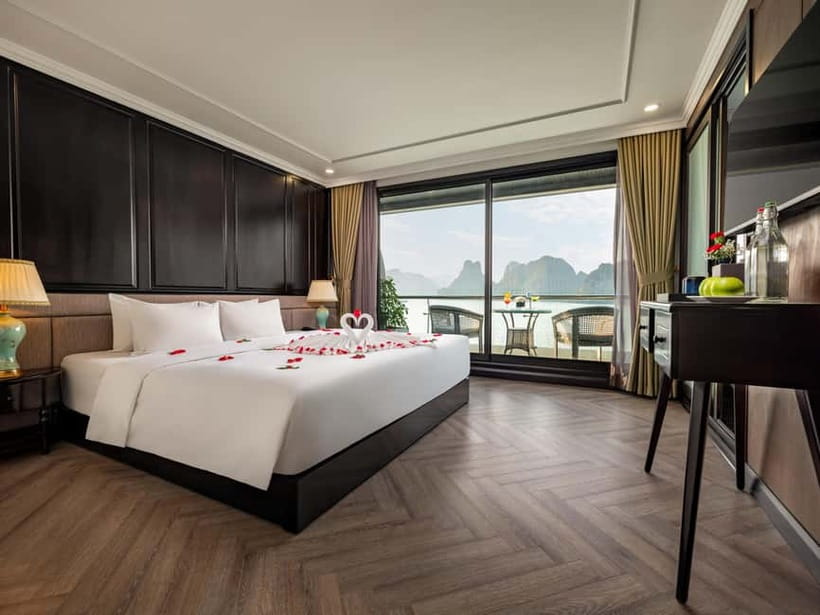 Hanoi: 2-Day Halong, LanHa 5-Star Cruise w/ Balcony &Bathtub - Sunset party and happy hour: the bay view is the activity