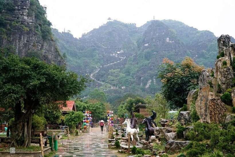 Hanoi: 3-Day Ninh Binh Trip and Ha Long Bay 5-Star Cruise - Hang Mua viewpoint: the climb is short, the reward feels huge