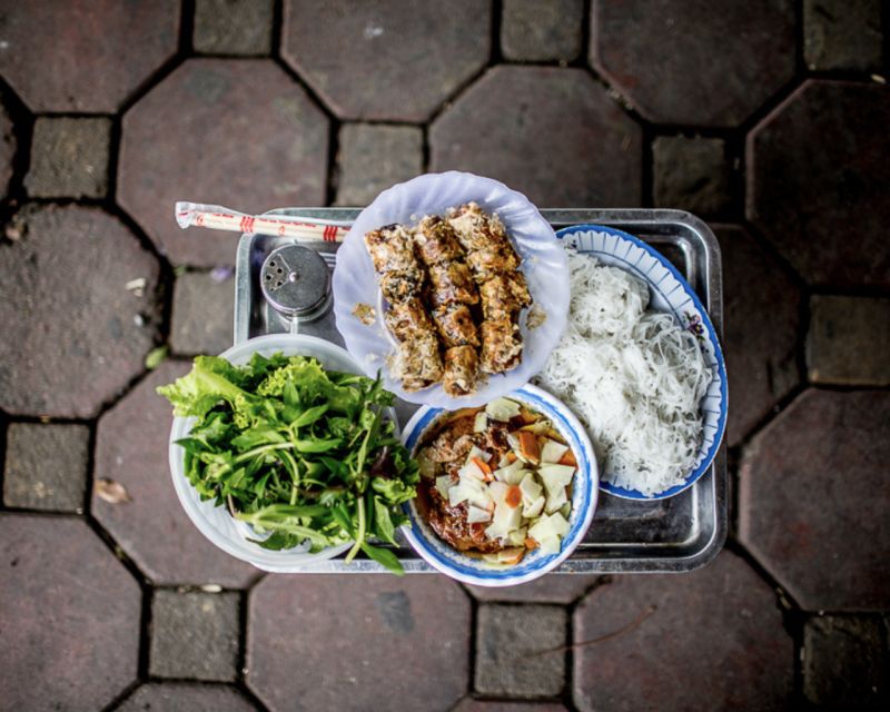 Hanoi: 7 Tastings Street Food Tour with Train Street - What each part of the tour feels like on the ground