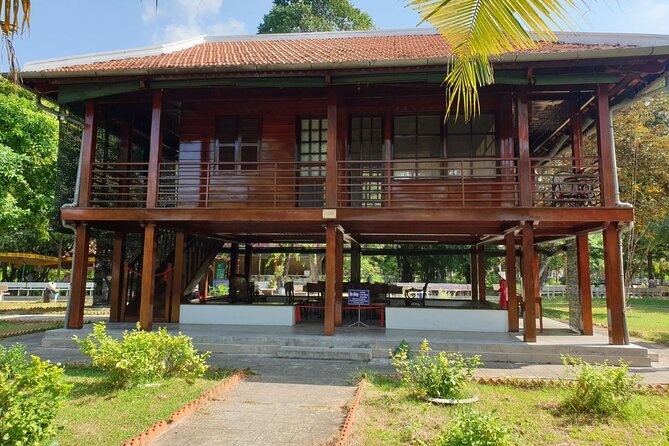 Hanoi All-In-One Tour: Highlights & Train Street & Culture & Fun - One Pillar Pagoda and Dien Huu Temple: Spiritual Hanoi Without the Detour