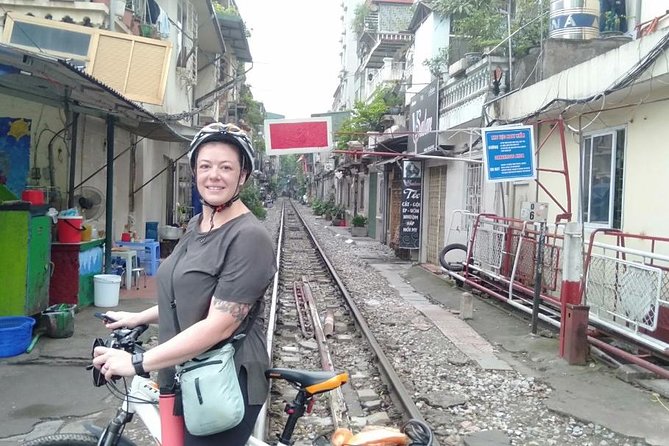 Hanoi: Amazing Morning with Bicycle - All Inclusive - Long Bien Bridge and the Red River: the iconic crossing