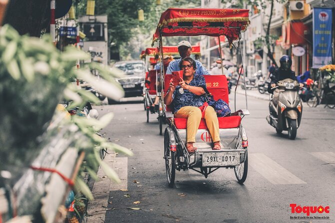 Hanoi: Bat Trang Pottery class & Train Street Private Tour - Train Street and Egg Coffee at Bếp Vua Chả Cá cơ sở 4