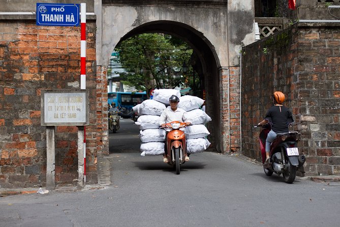 Hanoi by dawn Photo Tour - Guide quality: clear communication and pleasant direction