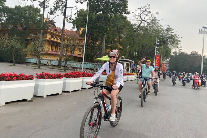 Hanoi City Bike Tour through Banana Island & Food Tasting - Old Quarter lanes, traffic, and the guide-led confidence factor