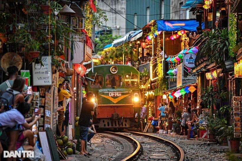 Hanoi City Half Day - The City Contains Cultural Beauty - Old Quarter and Dong Xuan Market: Street Life Without the Stress