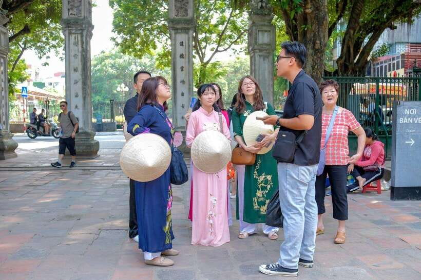 Hanoi: City Highlights Tour with Train Street & Hidden Gems - Hidden Corners Around Hoàn Kiếm: Houses, Culture Centers, and Real Streets