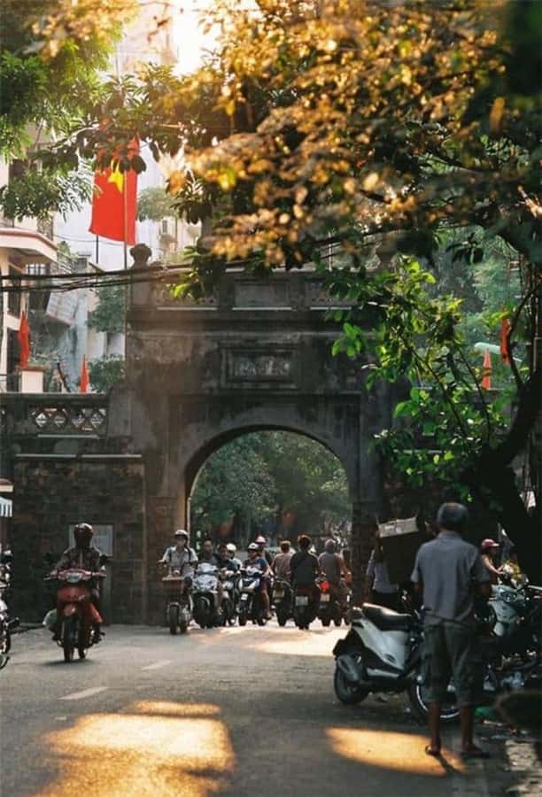 Hanoi: City Highlights Tour with Train Street & Hidden Gems - Ho Chi Minh Mausoleum and the One Pillar Pagoda: Big Meaning, Clear Rules