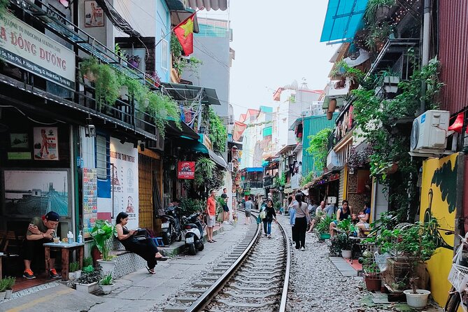 Hanoi city tour and drinking beside railway- group tour - Train Street on the Duờng Tau line: the fun is real, so manage the expectations