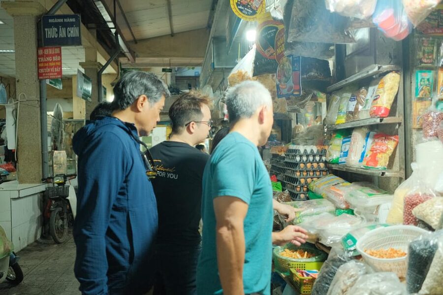 Hanoi Cooking Class: Market Tour, Free Recipe & Beverages - Eating together in a villa setting