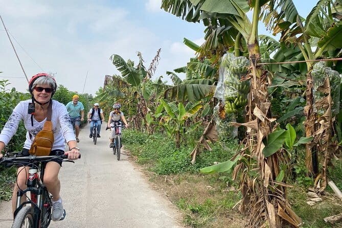 Hanoi Countryside By Bike & Local House and Food Tasting - Back to Hanoi via Long Bien: the food stop that makes it feel complete