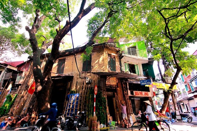 HANOI CULTURAL DISCOVERY TOUR ( "5 in 1" 4 hours - Special Package!) - The 1-hour Xích lô ride: slow travel at Old Quarter speed