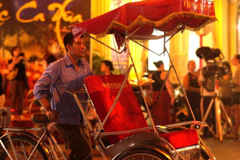 Hanoi: Cyclo the Old Quarter and Egg Coffee Tour - Old Quarter architecture and vintage photo viewpoints