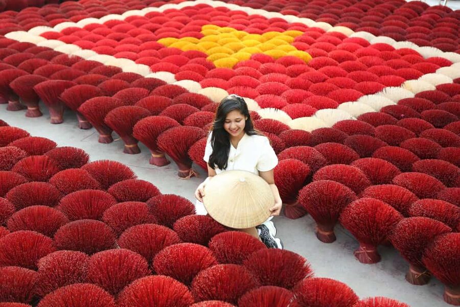 Hanoi: Drum Village or Incense Village & Hat ("SMALL GROUP") - Chuong Conical Hat Village: paint a souvenir hat and learn the 300-year craft
