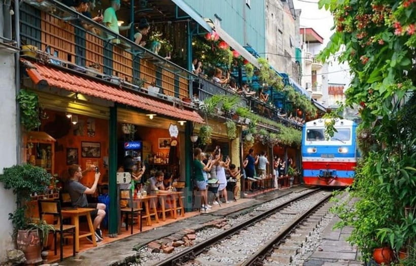 Hanoi: Eat Like a Local Small Group Street Food Tour - Old Quarter Side Streets and That 33 Ngo Huyen Str Start