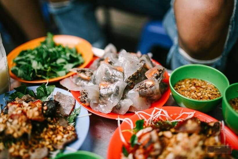 Hanoi: Eat Like a Local Small Group Street Food Tour - Drinks That Keep the Pace: Trà Đá, Bia Hơi, and Dessert Chè