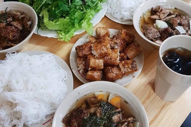 Hanoi Famous Michelin Guided Street Food Tour - Hanoi’s 2.5-Hour Street Food Walk Through the Old Quarter