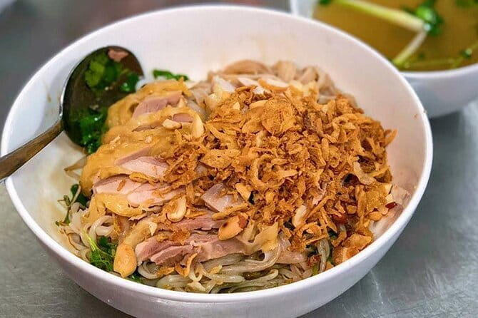 Hanoi Famous Michelin Guided Street Food Tour - Stop 1: Phở Gà Nguyệt and the Chicken Pho Starter